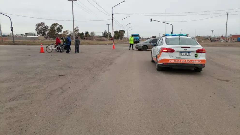 Un motociclista fue derribado por un auto y terminó en el hospital
