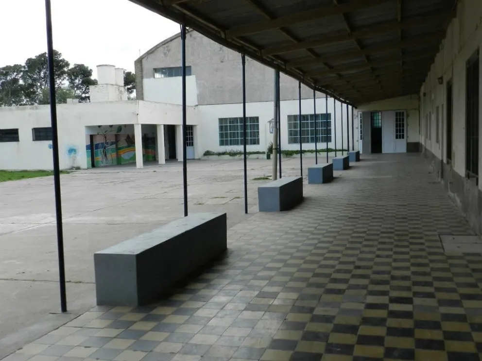 Ingresaron a una escuela, rompieron elementos y se robaron dos netbook