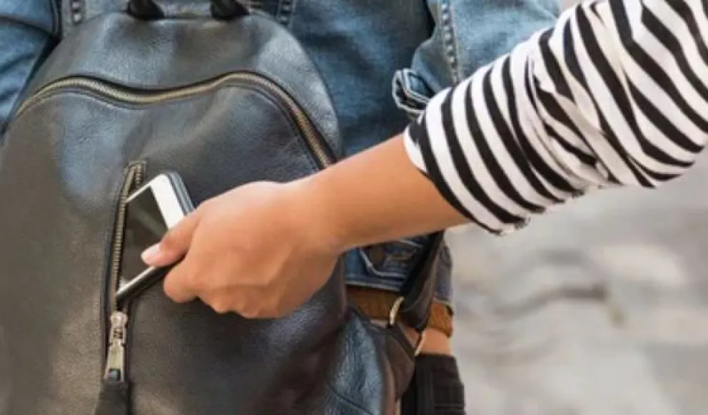 Le robaron sus pertenencias de la mochila, lo publicó en las redes y recuperó algunos elementos