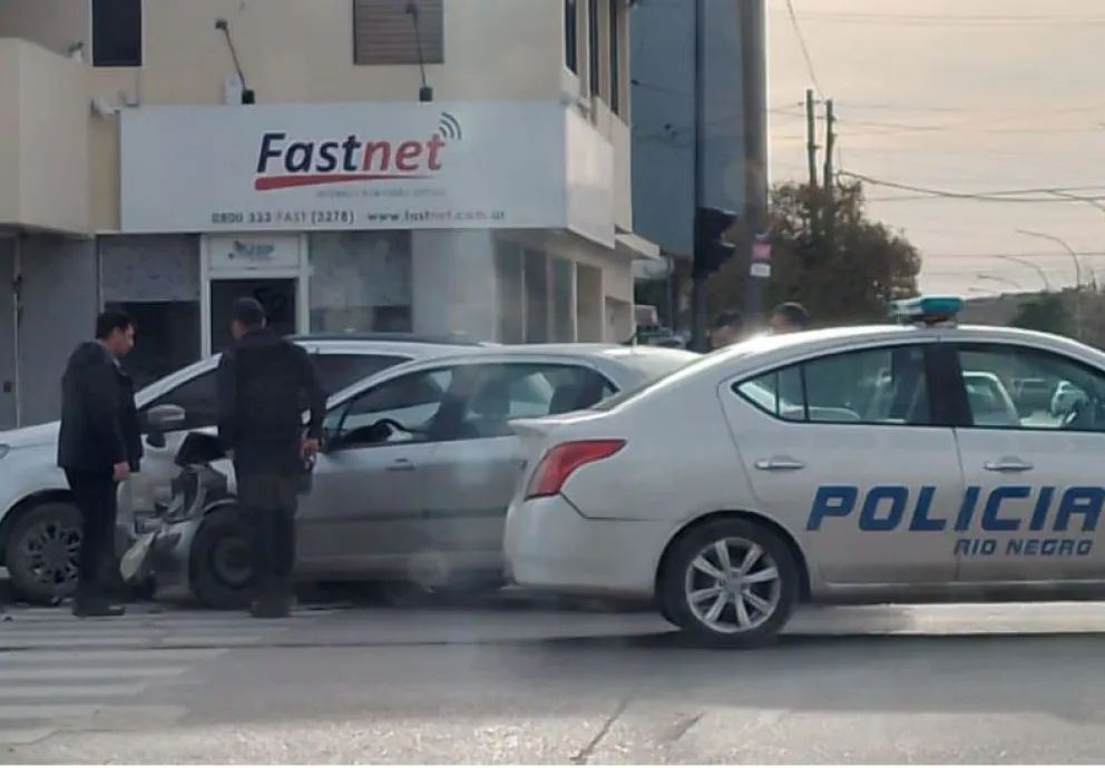 Choque en pleno centro deja como mensaje que ya ni el semáforo sirve