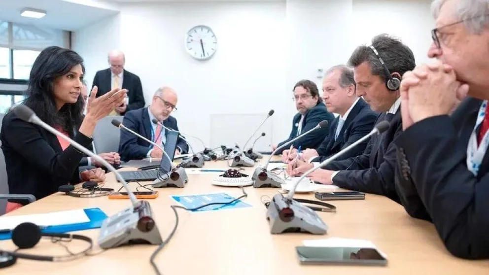 El Gobierno evalúa implementar un dólar más alto para el campo y sumar el impuesto PAIS a las importaciones