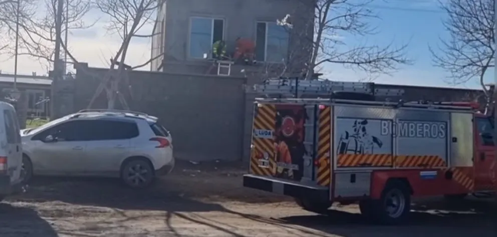 Operario de internet se cayó de un techo y tuvo que ser auxiliado por bomberos