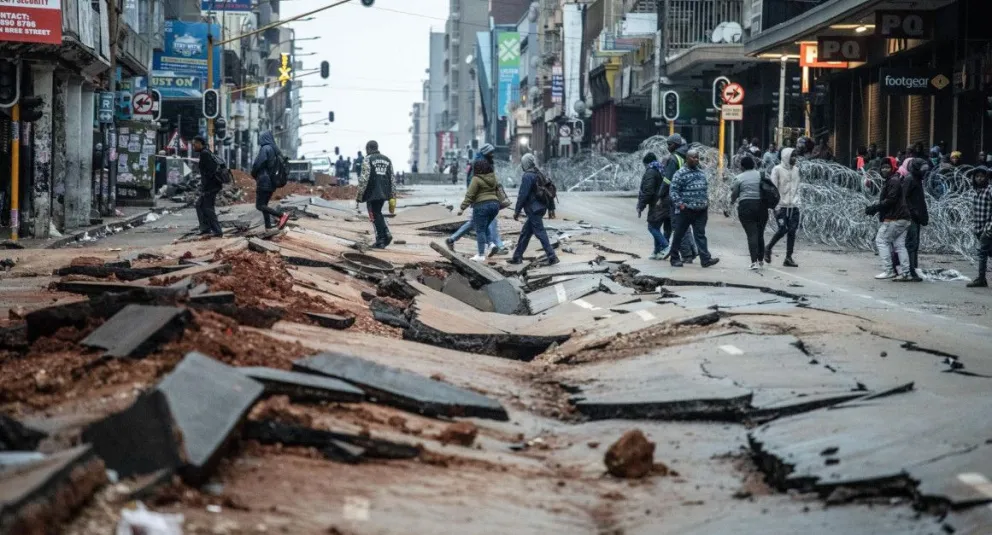 Impactante video de una explosión en plena calle de Sudáfrica: un muerto y 48 heridos