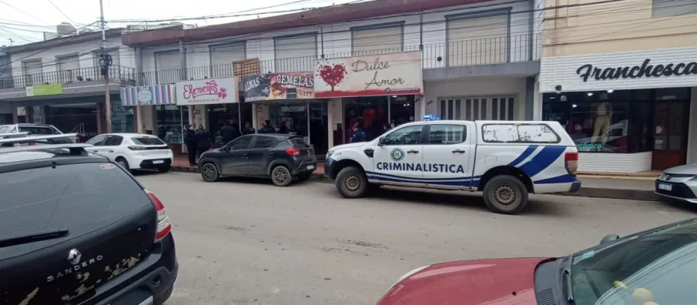 En pleno centro y con la luz del día, ataron a una mujer con precintos y le robaron