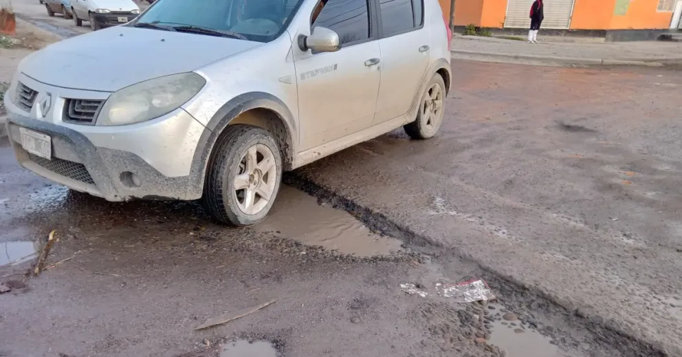 La odisea de andar en auto en el barrio Lavalle: “Hagan algo y que quede prolijo”