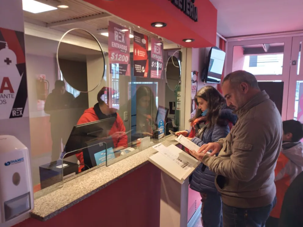El éxito de Barbie llegó a Viedma y el cine se convirtió en un mundo de gente