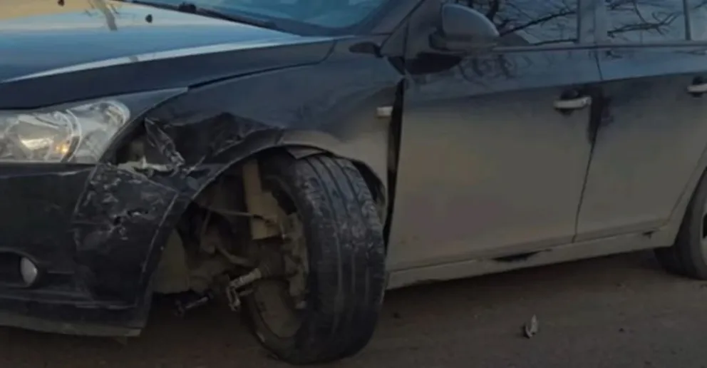 Accidente: rompió el auto y terminó la carrera chocando otros dos