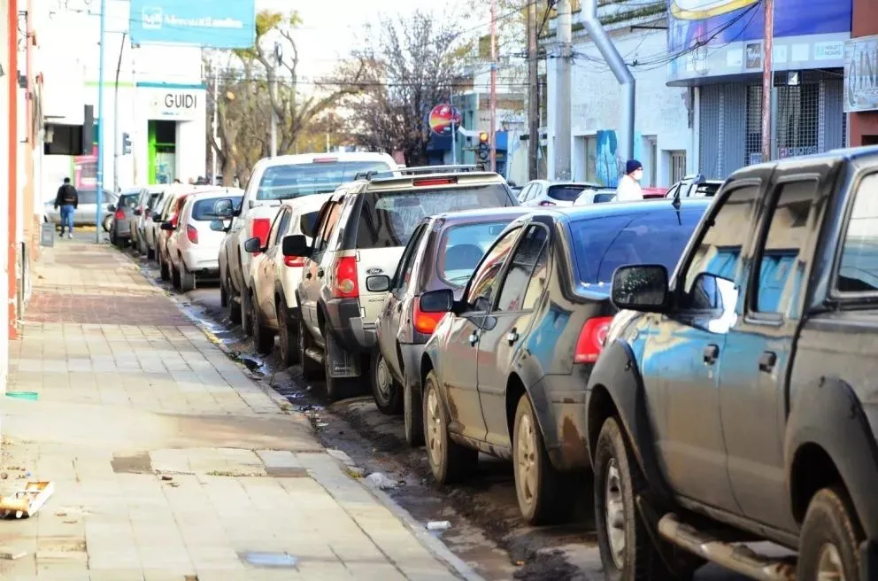 Encontrar estacionamiento por la mañana en el microcentro es toda una odesea (Foto: archivo)