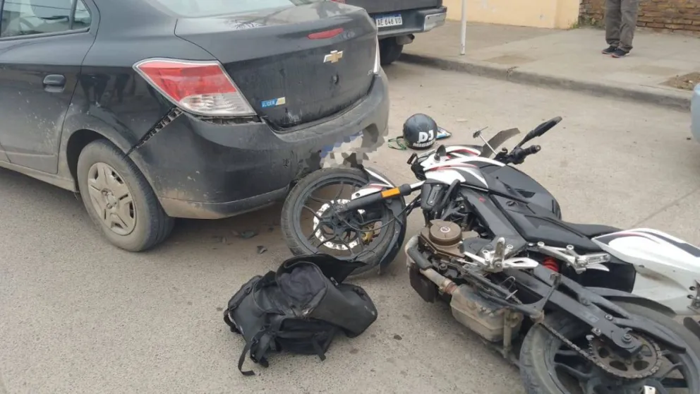 Un motociclista terminó en el hospital luego de chocar contra un vehículo