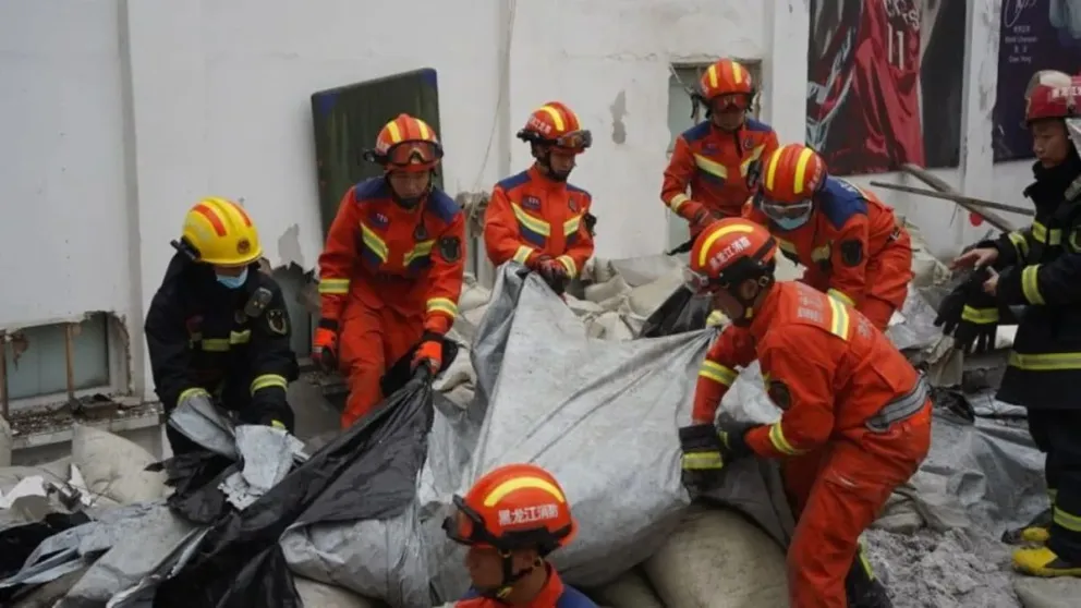 China: colapsó el techo de un colegio secundario y dejó al menos 11 muertos