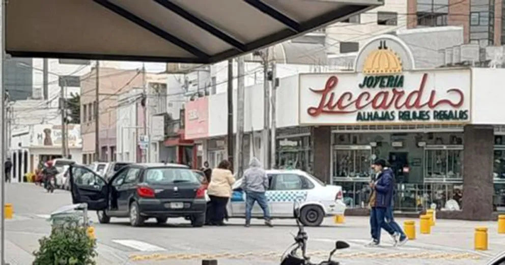 Choque a mínima velocidad en pleno centro de Viedma