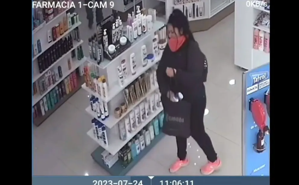 Escrachan a una mechera que robó elementos de perfumería de la farmacia Cedres