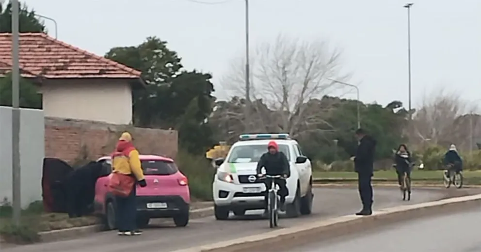 Un automóvil se cruzó de carril y terminó incrustado en un paredón