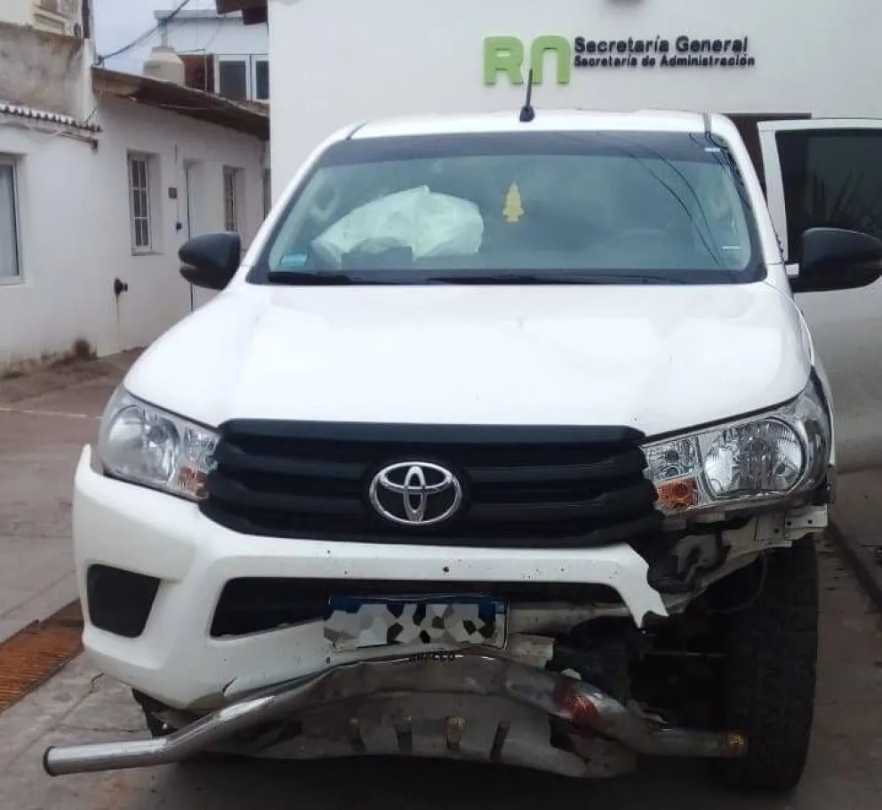 Una camioneta oficial quedó destrozada al chocar contra un jabalí