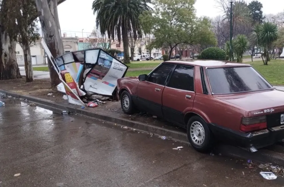 Se le reventó una de las cubiertas del auto y chocó contra un punto de reciclaje 