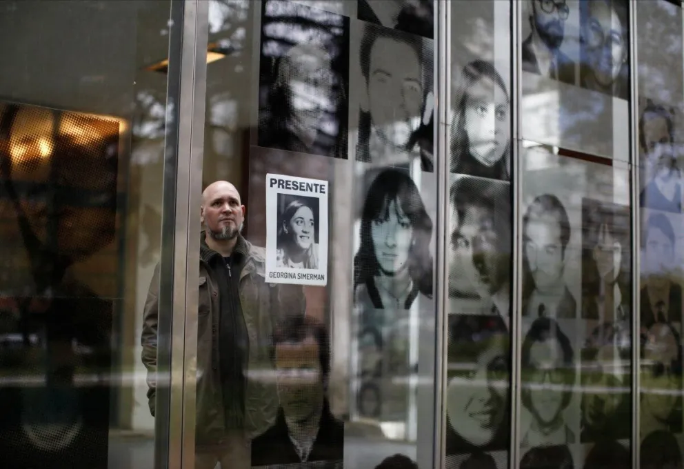 Artista utiliza Inteligencia Artificial para mostrar cómo serían hoy los hijos de los desaparecidos