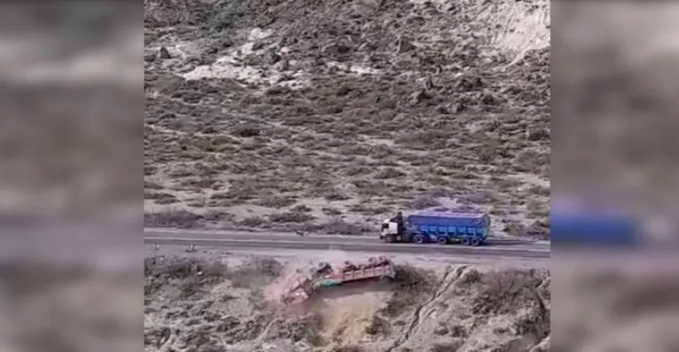 VIDEO: Tremendo vuelco de un camión en la bajada de las Tres Cruces en Paso Córdoba