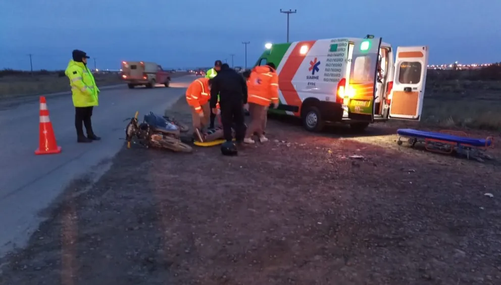 Un accidente en Viedma cuando estaba amaneciendo dejó como saldo un motociclista hospitalizado 