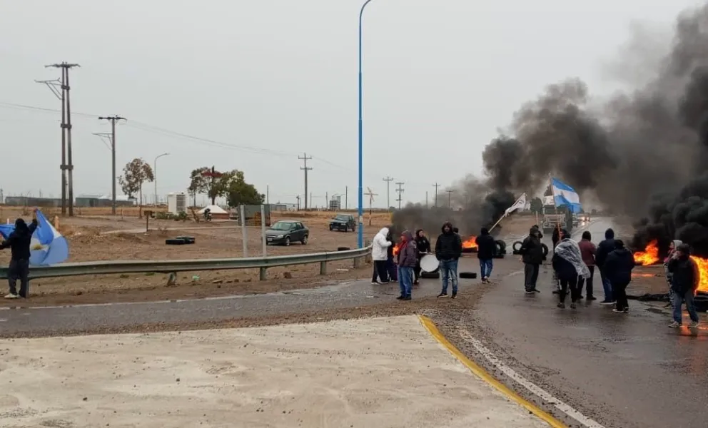 Trabajadores de la pesquera Río Salado cortaron la ruta y quemaron cubiertas