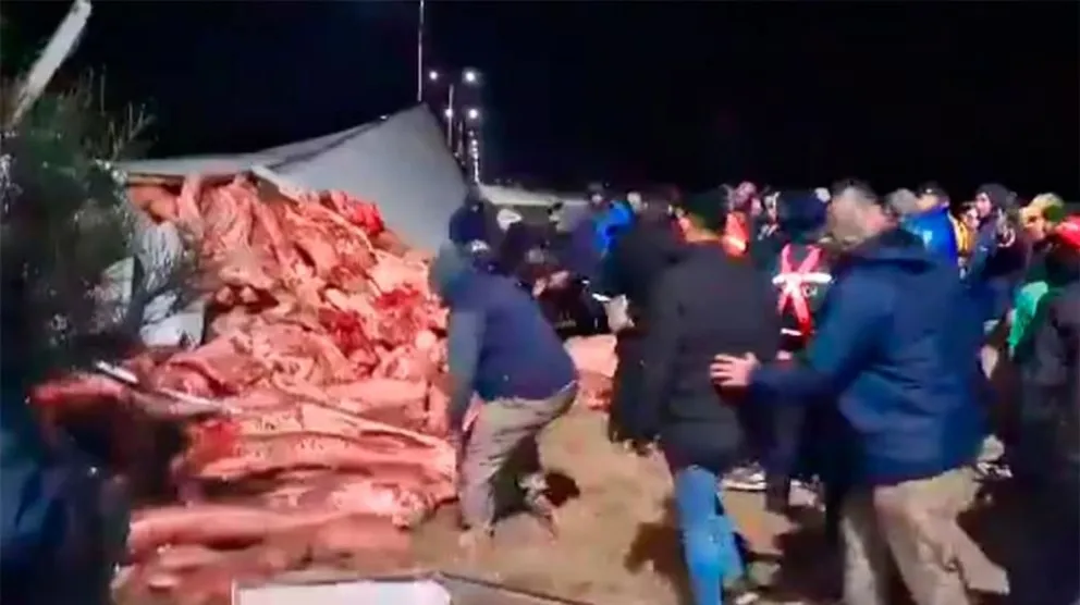 Volcó un camión con 23 mil kilos de carne y los vecinos arrasaron con la carga