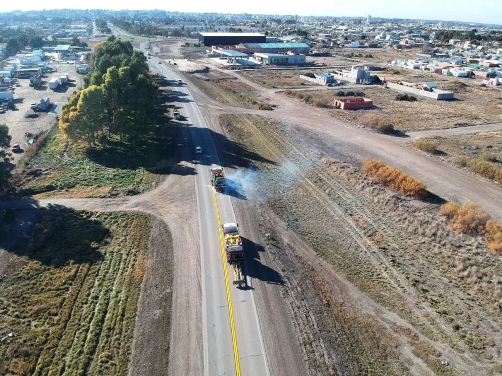 Vialidad Nacional continúa con las tareas de señalamiento horizontal en Viedma: las fotos