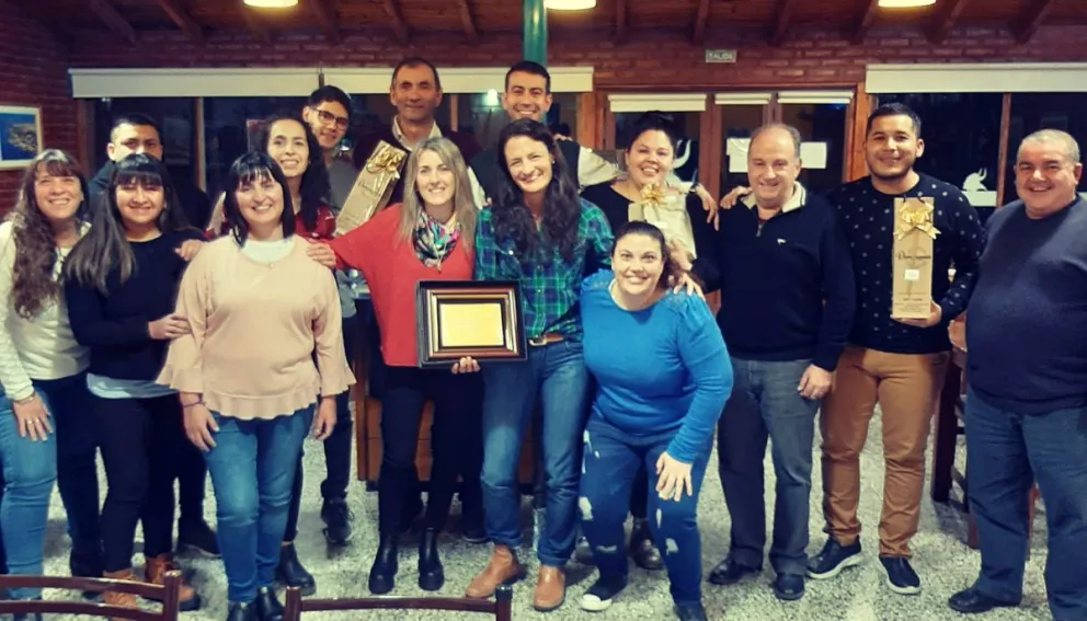 Doble festejo en La Bancaria: 20 años de servicio y reconocimiento para Marcela Inda