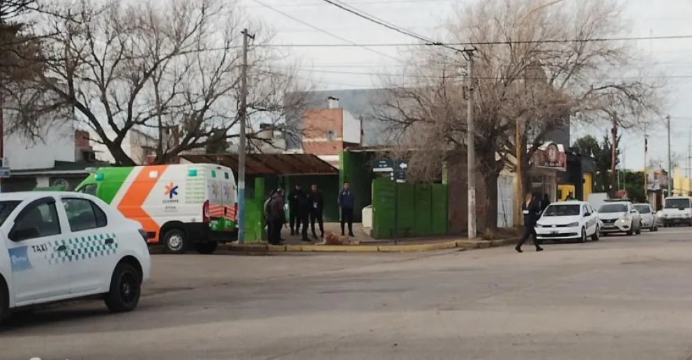Un taxista vivió un intento de homicidio en Viedma: con una botella, el pasajero intentó apuñalarlo  