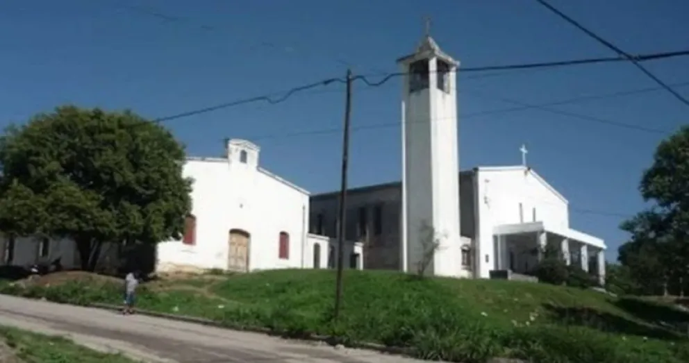 Un cura impidió que le roben en su iglesia partiéndole una silla en la espalda al ladrón 