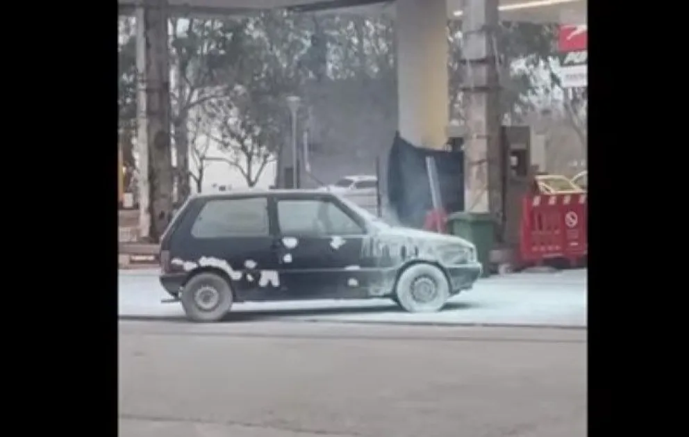 Un automóvil Fiat Uno se prendió fuego en una estación de servicio