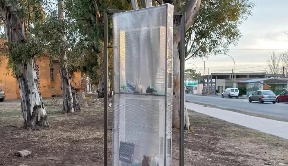 El colectivo No Monumentos, nacido en Viedma, emplazó una puerta para guardar objetos en la vía pública