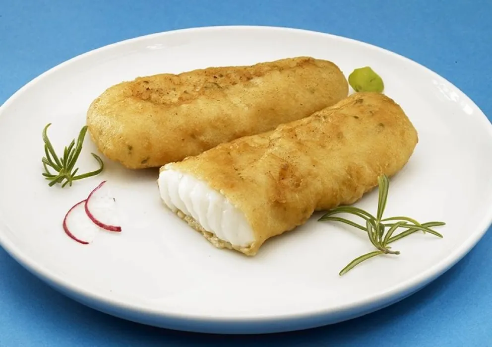 Disfruta del delicioso bacalao rebozado frito, una exquisita forma de comer pescado