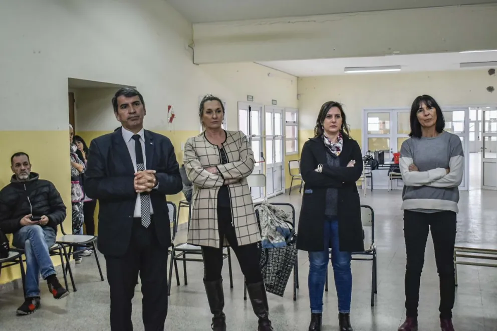 Fuerte apoyo a directivos y piden calma a los padres