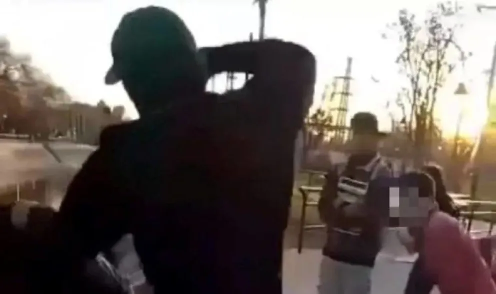 Un menor sufrió una paliza entre 10 personas y lo apuñalaron: el papá denunció a la Policía como encubridora