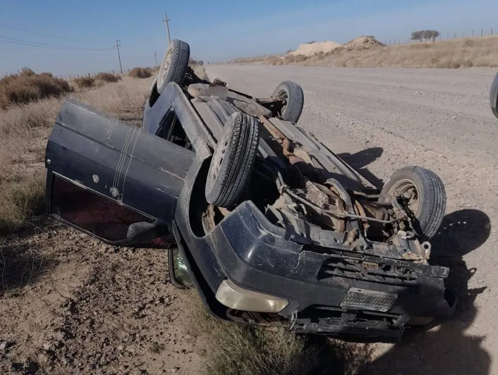 Una maestra jardinera volcó en el camino a Bahía San Blas 