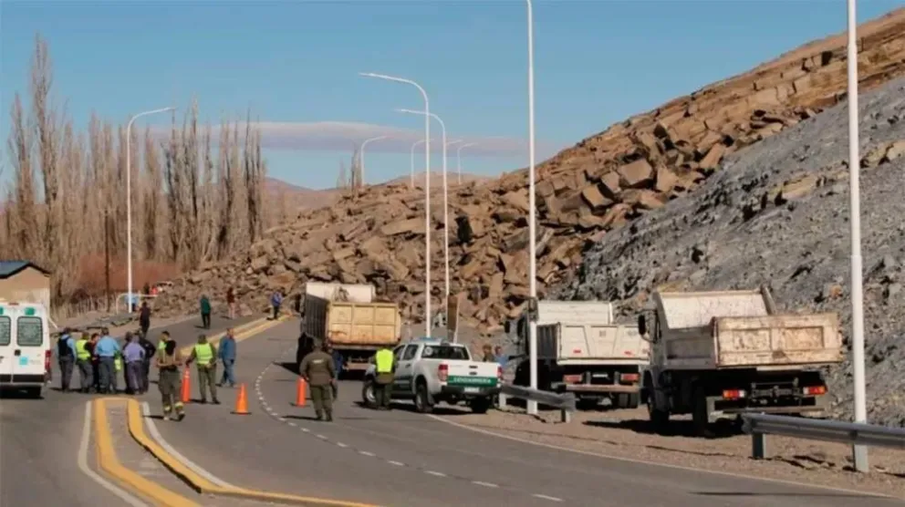 Milagro en Neuquén: se desmoronó un cerro sobre una ruta y una niña salvó a su familia de morir