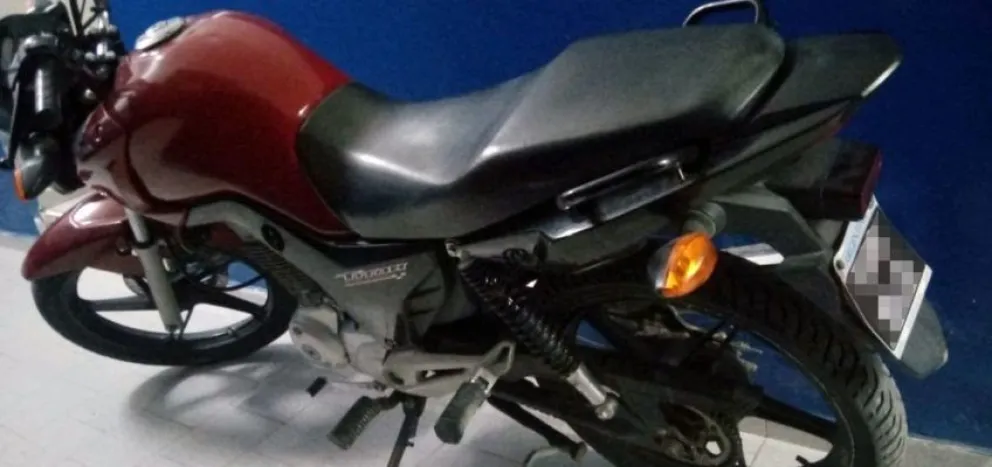Policías le cortaron el chorro a un sujeto con una moto robada