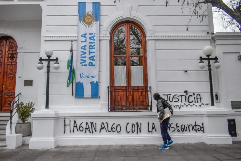 La Municipalidad de Viedma y el Ministerio de Seguridad fueron llenados de grafitis 