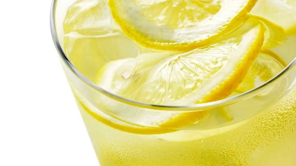 El agua con limón: más que un mito para quemar grasas