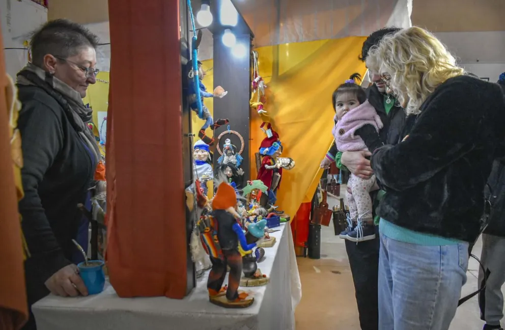 "El Bolsón Expone" brilló en su primera jornada, con sus productos artesanales y con el calor de su gente