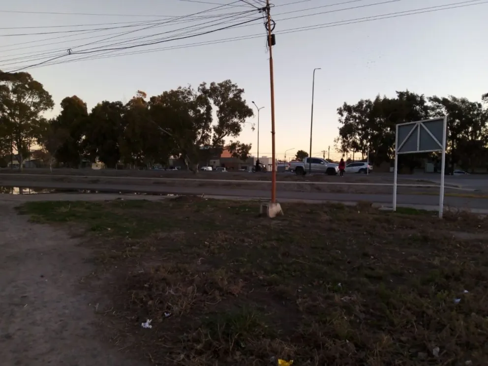 Una embarazada salvó su vida al cruzar la avenida Perón, y sufrió el roce de un taxi