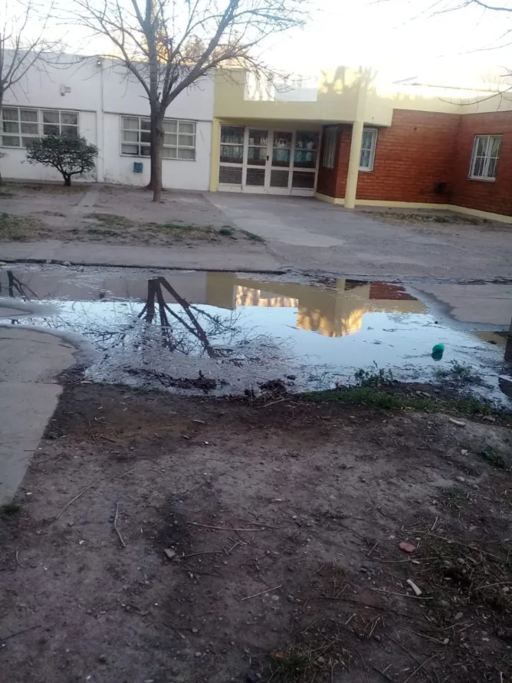 Una pérdida provocó una laguna en el barrio Guido
