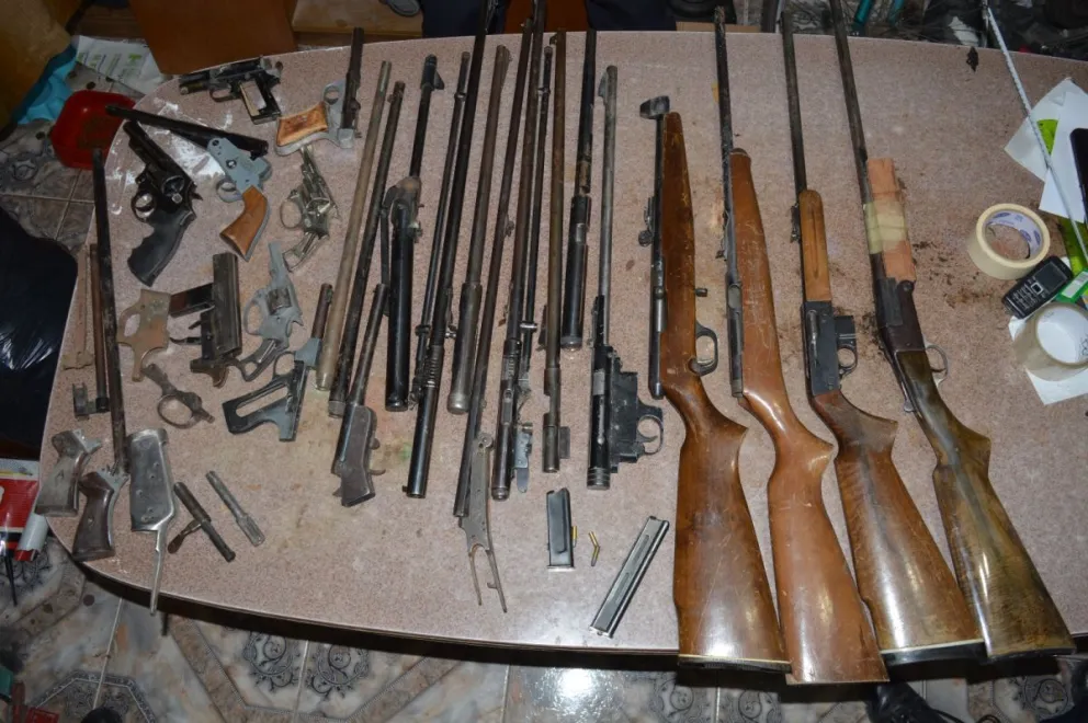 Difunden imágenes del insólito arsenal encontrado en el barrio Inalauquen