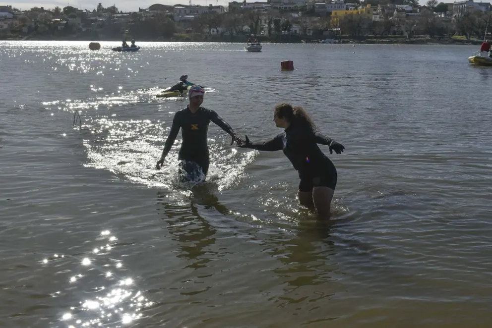 La nadadora Ailen Lazcano Micaz invita a la Comarca a una experiencia invernal: inmersión en el agua fría del río Negro