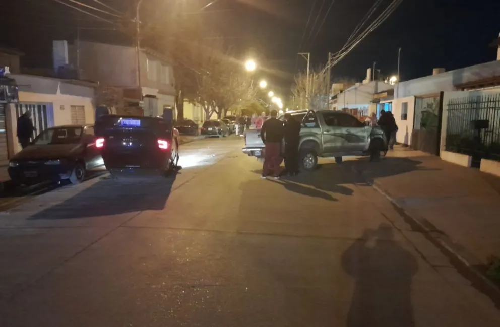 Alcohol y furia al volante: un conductor chocó una camioneta y volcó en el barrio Don Bosco