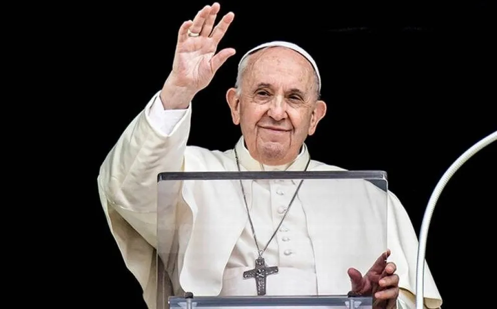 La Iglesia católica acoge a todos, incluyendo a homosexuales, afirma el papa Francisco