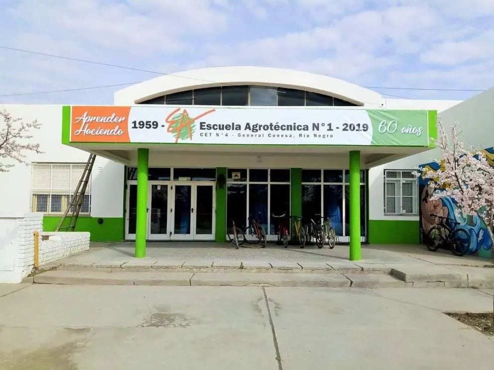 Un sujeto ingresó armado a una escuela de Conesa: fue a buscar a su ex que lo denunció seis veces