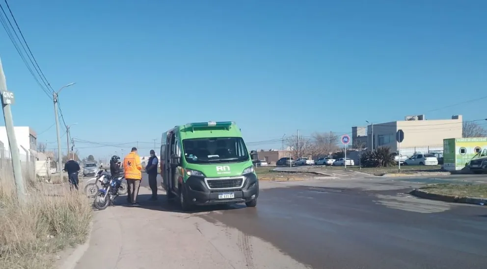 El asfalto mojado provocó la caída de un motociclista y su acompañante, un menor de edad