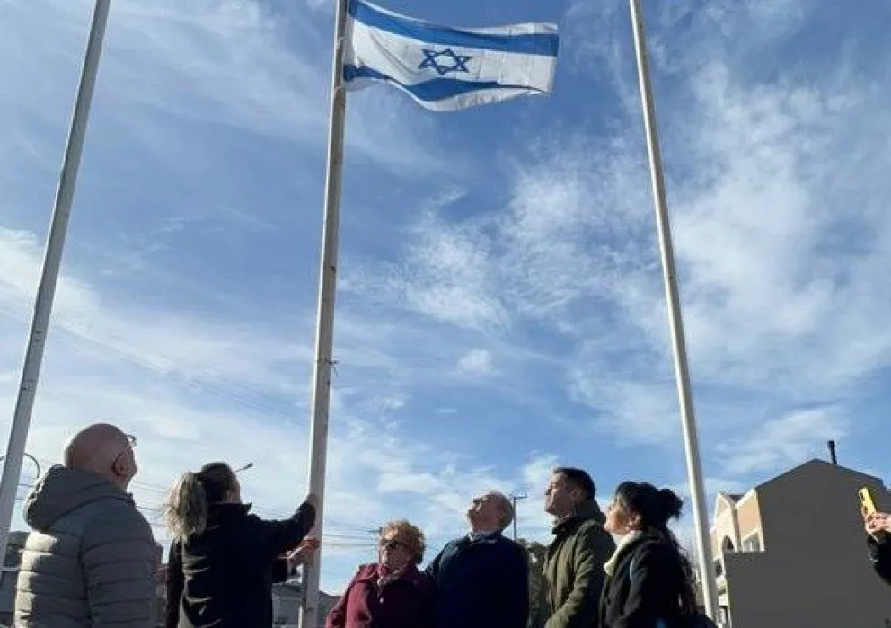 Izaron por primera vez la bandera israelí en la Plaza de los Inmigrantes
