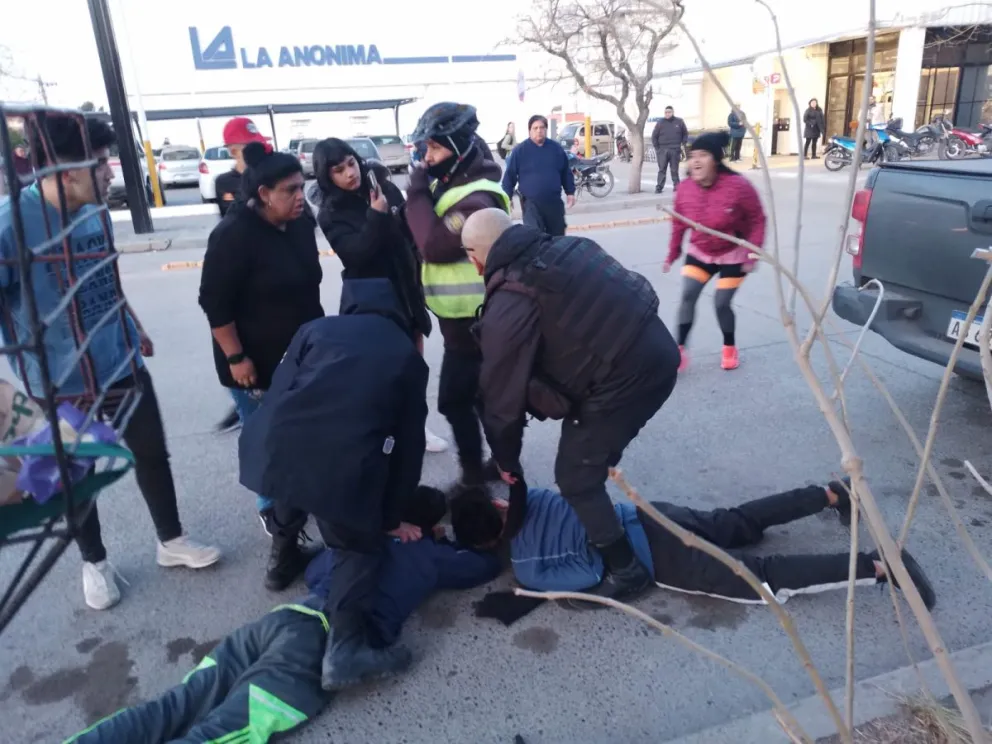 Policías corrieron a aprendices en el delito, los detuvieron y una madre armó lío en plena vía pública
