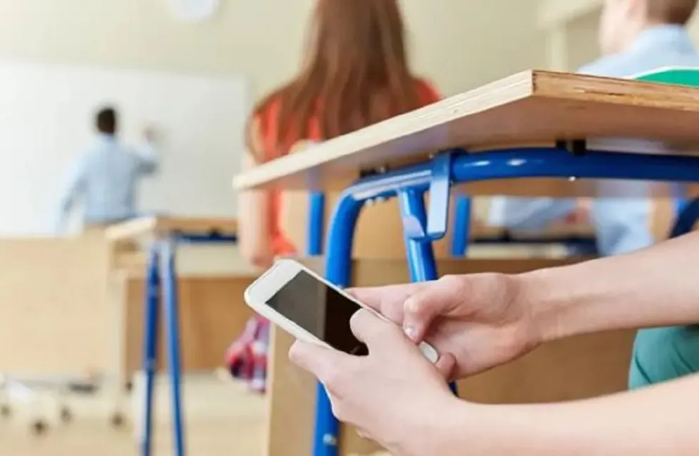 El debate sobre el uso de celulares en las escuelas: ¿ventajas o advertencias?